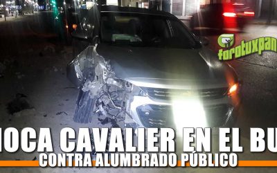 Choca Cavalier contra alumbrado público