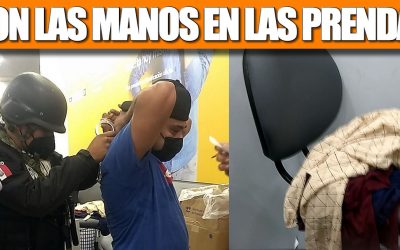 CON LAS MANOS EN LAS PRENDAS