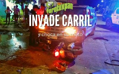 Invade carril y CHOCA en su moto