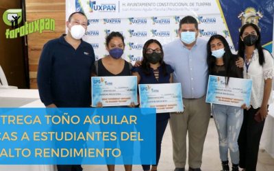ENTREGA TOÑO AGUILAR BECAS A ESTUDIANTES DEL ALTO RENDIMIENTO