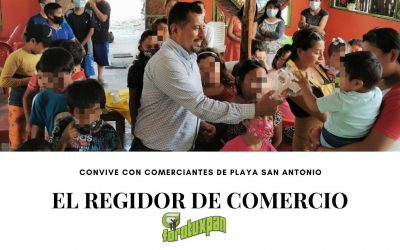 El regidor de Comercio convive con familias de la playa San Antonio