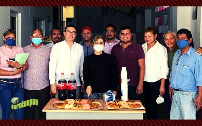 LUPITA RODRIGUEZ PARTE LA TRADICIONAL ROSCA DE REYES CON SU PERSONAL