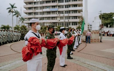 Conmemoran el día de la bandera en la Plaza Cívica