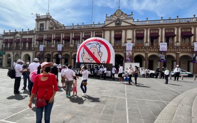 Se manifiestan contra AMLO en Xalapa