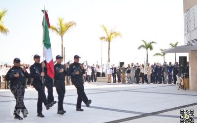 Honores a la bandera en la explanada de las oficinas de la FGE