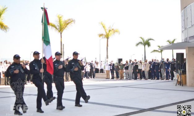 Honores a la bandera en la explanada de las oficinas de la FGE