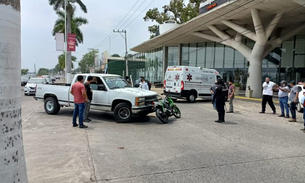 Choca a 2 motociclistas frente al Monby