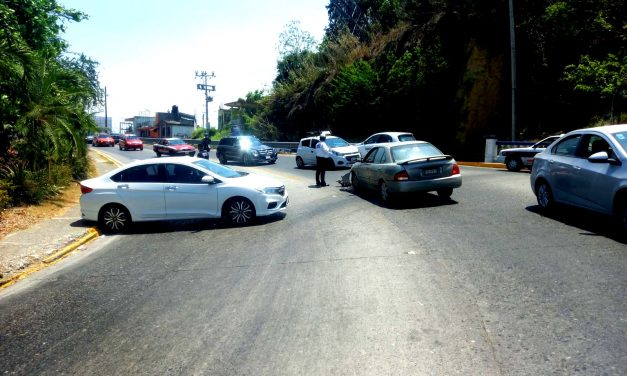 Choca Ricardo Mabarak y causa CAOS VIAL