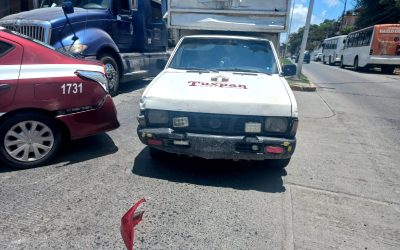 CHOCA AMADOR TELLEZ UNA CAMIONETA DEL AYUNTAMIENTO Y DEJA UNA LESIONADA