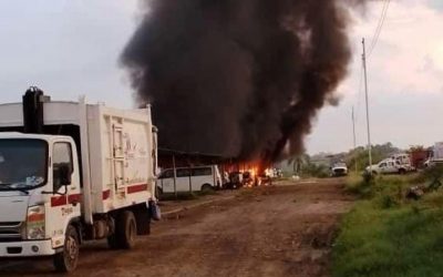 Encapuchados queman vehículos del ayuntamiento