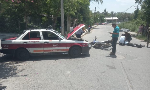 Taxista NO HACE ALTO y CHOCA