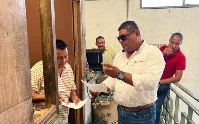 Tamiahua: Entrega de oficios a locatarios del mercado municipal