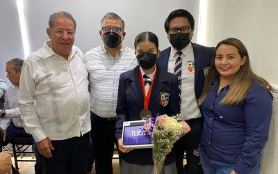 Gobierno de Tuxpan entrega reconocimiento a la estudiante Nimbe Zaretzi López, por su triunfo en Londres, Inglaterra