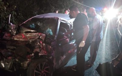 Muere enfermera prensada en un auto