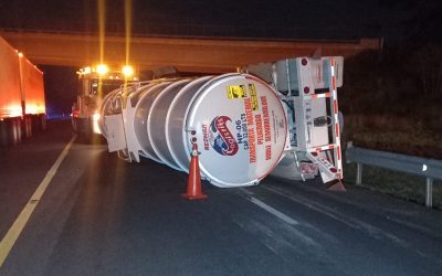 Vuelca Remolque en la Pista