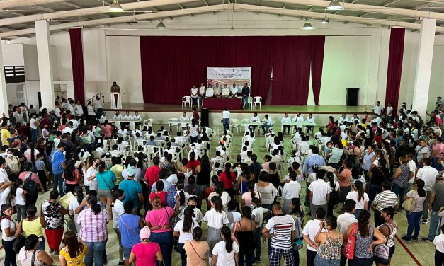 Tamiahua: Entrega de apoyos económicos a niños y jóvenes estudiantes de escuelas primarias y secundarias