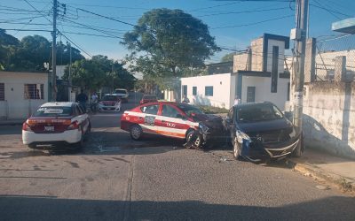 Taxista aplasta a VERSA
