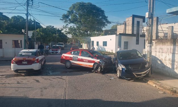 Taxista aplasta a VERSA