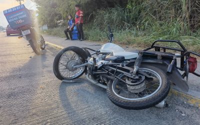 Da vuelta en «U» y se le estrella un motociclista