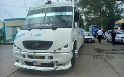 Choca su Mercerdez Benz de reversa