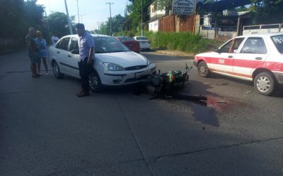 Invade circulación y choca en El Esfuerzo