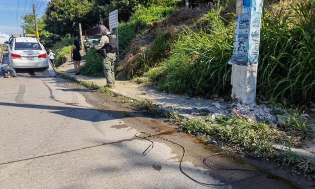 Destruye POSTE DE CFE y HUYE