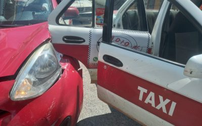 Chocan dos taxistas en el centro