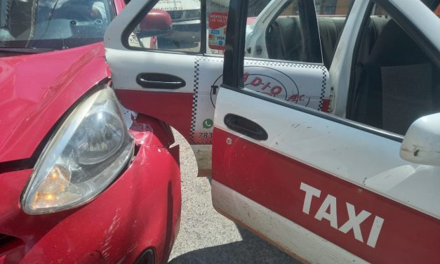 Chocan dos taxistas en el centro