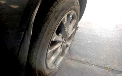 Provoca choque con su Mercedes Benz