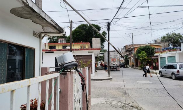 Derriban cables en la Lázaro Cárdenas