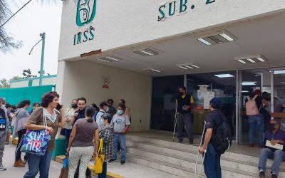 Se manifiestan en el IMSS