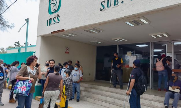 Se manifiestan en el IMSS