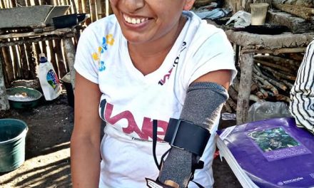 Tamiahua: Entrega de prótesis de mano en Papatlar