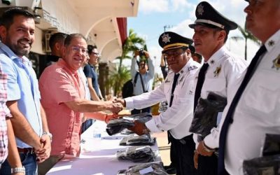 Gobierno municipal entregó uniformes a elementos de Tránsito