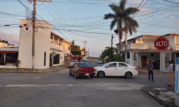 Choca en Jardines por NO RESPETAR EL ALTO