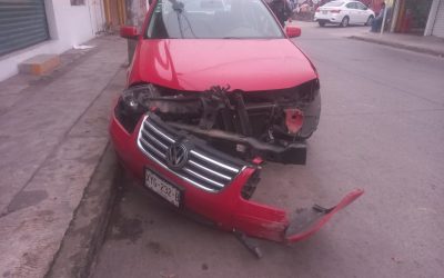 Viejito no «espejea» de reversa y lo parcha una mortalika