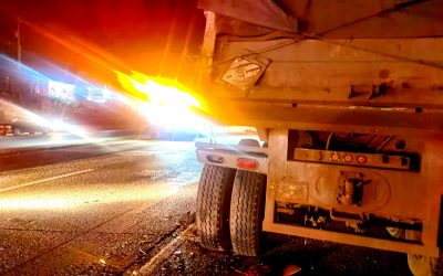¡Se estrella con TODO contra un tráiler!