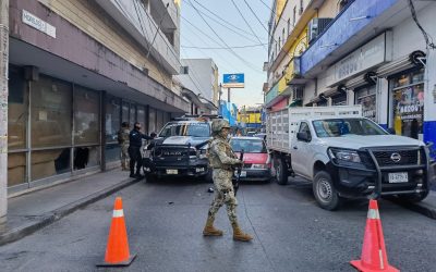 Taxista provoca CARAMBOLA de 3 BANDAS