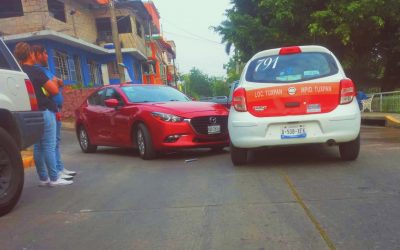 Le dan un beso en señal de amistad