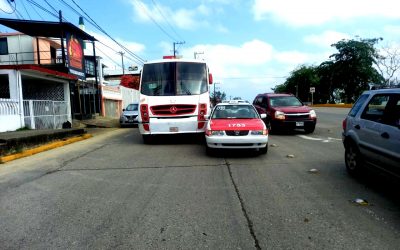Taxista choca a un Mercedez Benz