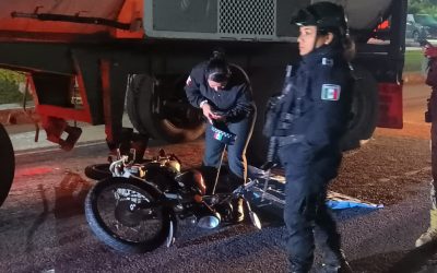 ¡Chocó contra un Tráiler!