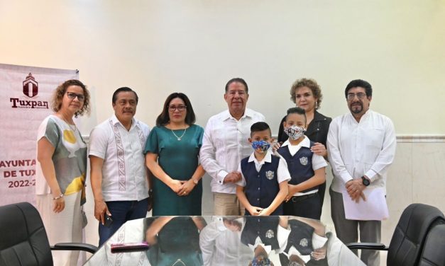Continúa la escrituración de escuelas en Tuxpan