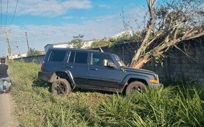 Abandonan Jeep Kommander con placas sobrepuestas