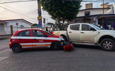 Otra vez choca un taxista