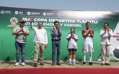 El gobernador Cuitláhuac García Jiménez, José Manuel Pozos y Zenyazen escobar, inauguraron la primera copa deportiva “Tlachtli” de fútbol