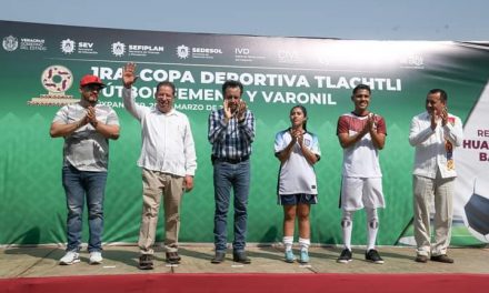El gobernador Cuitláhuac García Jiménez, José Manuel Pozos y Zenyazen escobar, inauguraron la primera copa deportiva “Tlachtli” de fútbol