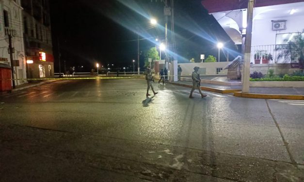 Acomodan a un muerto en la entrada del estacionamiento de la presidencia municipal