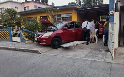 Automóvil manejado por «La mujer de Verde» choca en reversa contra una casa