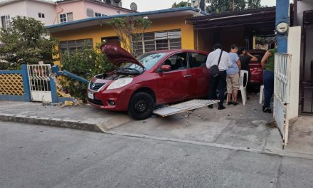 Automóvil manejado por «La mujer de Verde» choca en reversa contra una casa