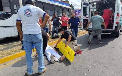 Motocicleta impacta bicicleta y deja a dos personas lesionadas